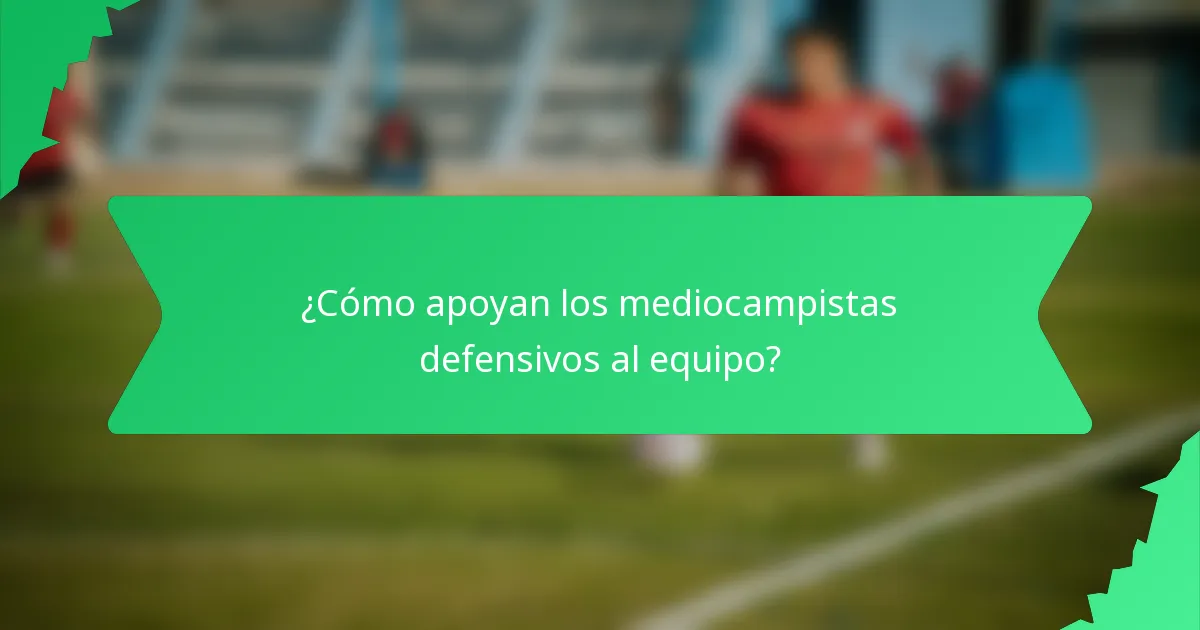 ¿Cómo apoyan los mediocampistas defensivos al equipo?